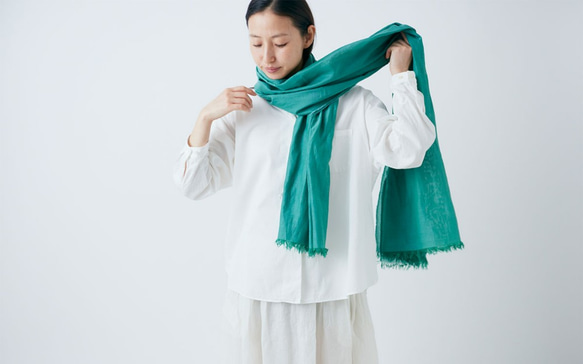 【再入荷】enrica cottonsilk scarf gardenia green / botanical dye 3枚目の画像