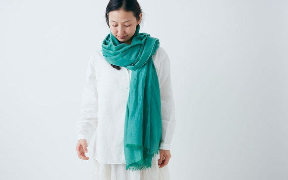 【再入荷】enrica cottonsilk scarf gardenia green / botanical dye 4枚目の画像