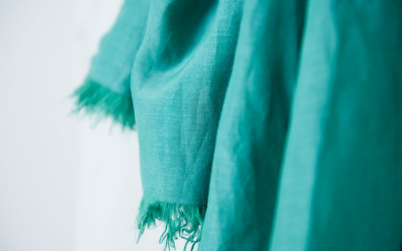 【再入荷】enrica cottonsilk scarf gardenia green / botanical dye 5枚目の画像