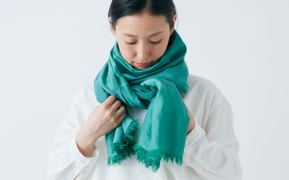 【再入荷】enrica cottonsilk scarf gardenia green / botanical dye 7枚目の画像