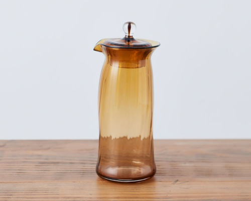 2026年4月お届け予定】吹きガラスの蓋付きピッチャー（ブラウン