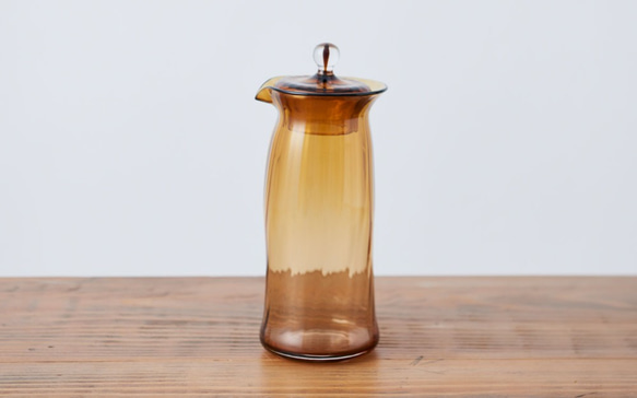 2026年4月お届け予定】吹きガラスの蓋付きピッチャー（ブラウン