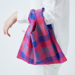 【庫存1點】日本布料手提包| Omi Uemu |本瑪藍×白 第3張的照片