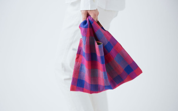 【庫存1點】日本布料手提包| Omi Uemu |本瑪藍×白 第4張的照片