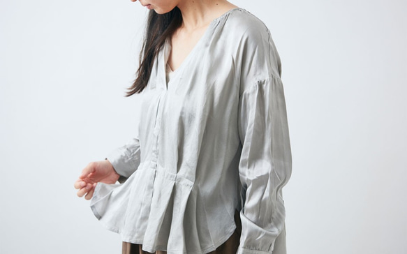 【送料無料】enrica silk blouse / ice grey (narural dye) 2枚目の画像