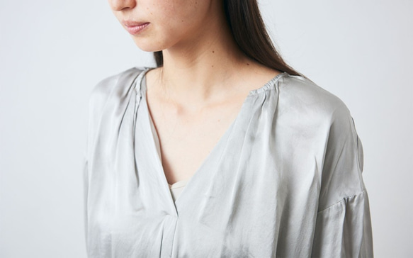 【送料無料】enrica silk blouse / ice grey (narural dye) 4枚目の画像