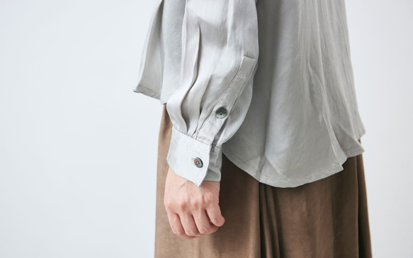 【送料無料】enrica silk blouse / ice grey (narural dye) 5枚目の画像