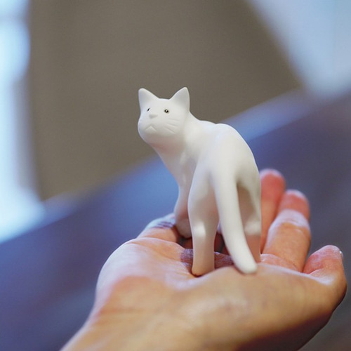 猫の置物「ナナメ」レジンフィギュア。かわいい癒しのインテリア小物