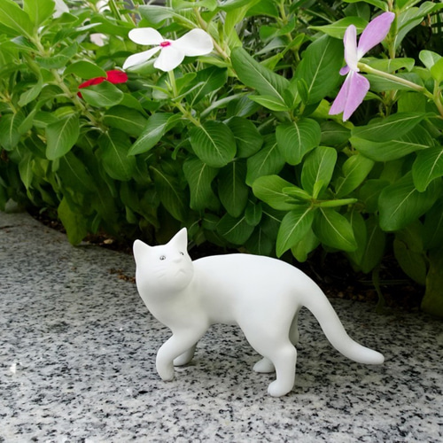 ネコの置物「なにか？」。癒しのレジンフィギュア。かわいい卓上