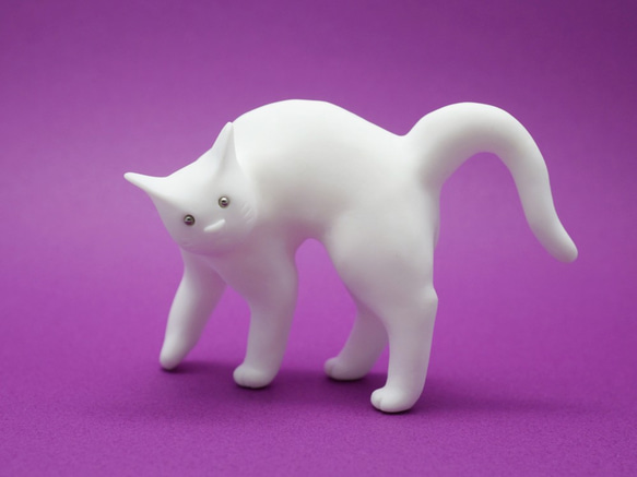 貓的小雕像“ Naname”小樹脂作品 第1張的照片