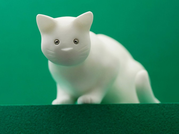 治愈樹脂雕像“我從上方看”，是一個貓雕像。在較小的室內放鬆。 第6張的照片