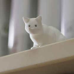 治愈樹脂雕像“我從上方看”，是一個貓雕像。在較小的室內放鬆。 第4張的照片