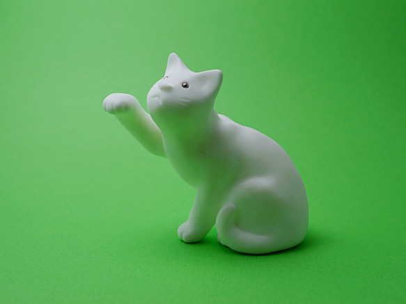 ネコの置物「まねきネコ２」小さな樹脂作品 3枚目の画像