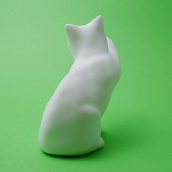 ネコの置物「まねきネコ２」小さな樹脂作品 4枚目の画像