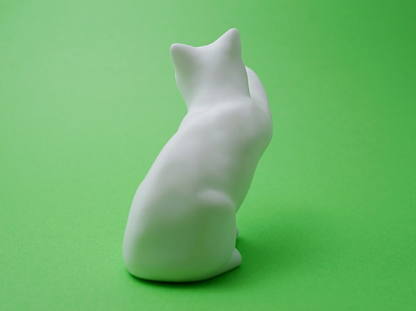 ネコの置物「まねきネコ２」小さな樹脂作品 4枚目の画像