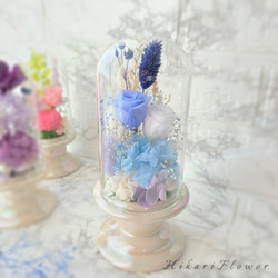 優しく清楚なブルー系ガラスドーム お供え・お悔みプリザーブドフラワー 1枚目の画像