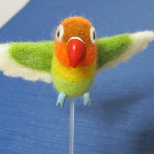 【羊毛フェルト】キバタン　鳥　アヒルおもちゃ持ち 羊毛フェルト】キバタン 鳥 アヒルおもちゃ持ち