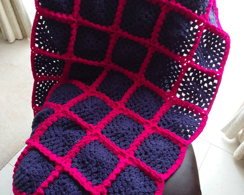 『ハンドメイド』落ち着いた大人のブランケット！ブラック 膝掛け 手編み 限定1つ】ブランケット モチーフ編み 膝掛け ネイビー✕ピンク