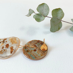 オーダーメイド作品　天然石のボタンが可愛い、ゆらゆら揺れて光るアシンメトリーピアス 5枚目の画像