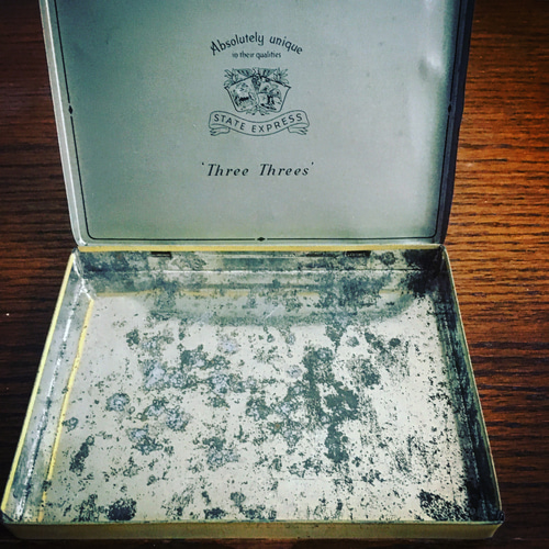 イギリス蚤の市】ヴィンテージのシガレットケース(缶)＆レトロな裁縫