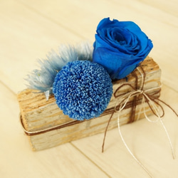 木のチップと青い花 2枚目の画像