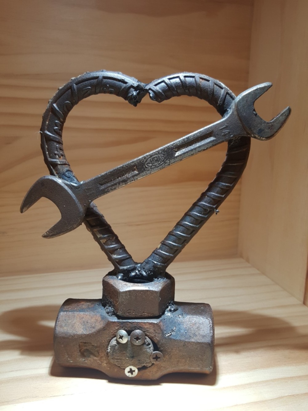 心から心をリサイクルした鉄の芸術作品