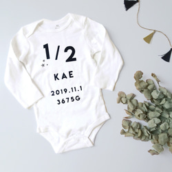 簡單的 1/2 字母半生日連身衣，長袖，包含姓名、出生日期和出生體重♡ 第1張的照片