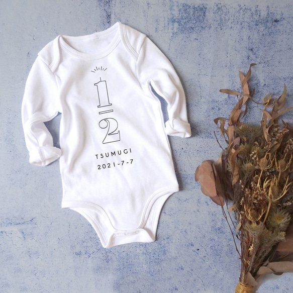 \ 總共售出 650 多件/半歲生日連身衣輪廓長袖印有名字短袖可選 * 非常適合嬰兒洗禮和拍照 ♡ 第2張的照片