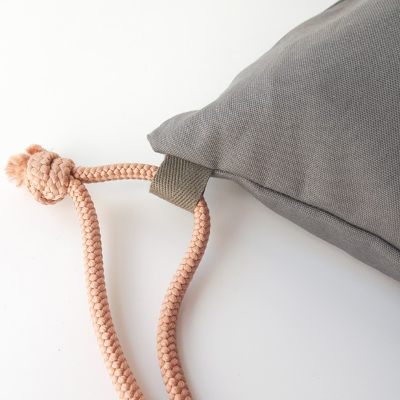 長繩◎手工縫製名字背包，灰色x深橙色繩，帶手柄抽繩包，可背在書包上 第3張的照片