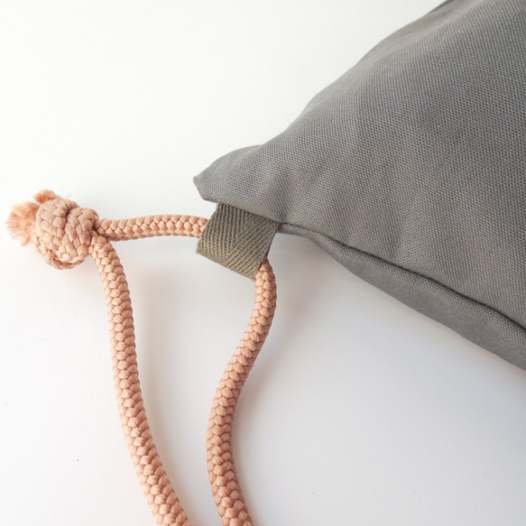 長繩子◎手工縫製的寫有名字的背包 灰色×暗粉紅色的繩子 抽繩包，帶手柄，可以背在書包上 第3張的照片