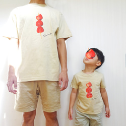 Foods on stick/リアルいちご飴Tシャツ ベージュ 名入れOK 大人・キッズ・ロンパース 2枚目の画像