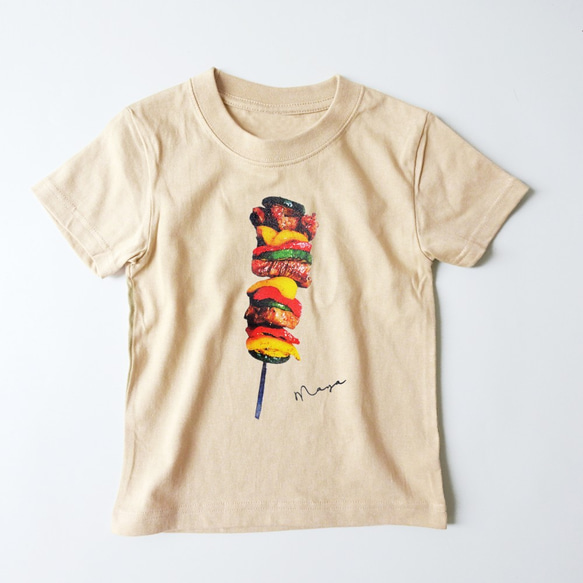 Foods on stick/リアルBBQ串Tシャツ ベージュ 名入れOK 大人・キッズ・ロンパース 1枚目の画像