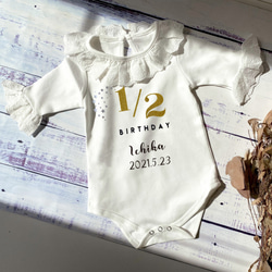 帶褶邊的半生日連身衣 1/2 金 指定出生日期 女孩的嬰兒禮物 第1張的照片