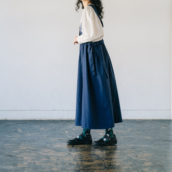 亞麻側絲帶連身裙海軍藍 ALCEDO 帶口袋自然時尚 第4張的照片