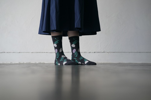 靴下　socks flower charcoal ALCEDO 1枚目の画像