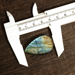 マルチファイア ラブラドライト ルース 雫型 縦37mm 天然石 （マクラメ紐が選べます） 2枚目の画像