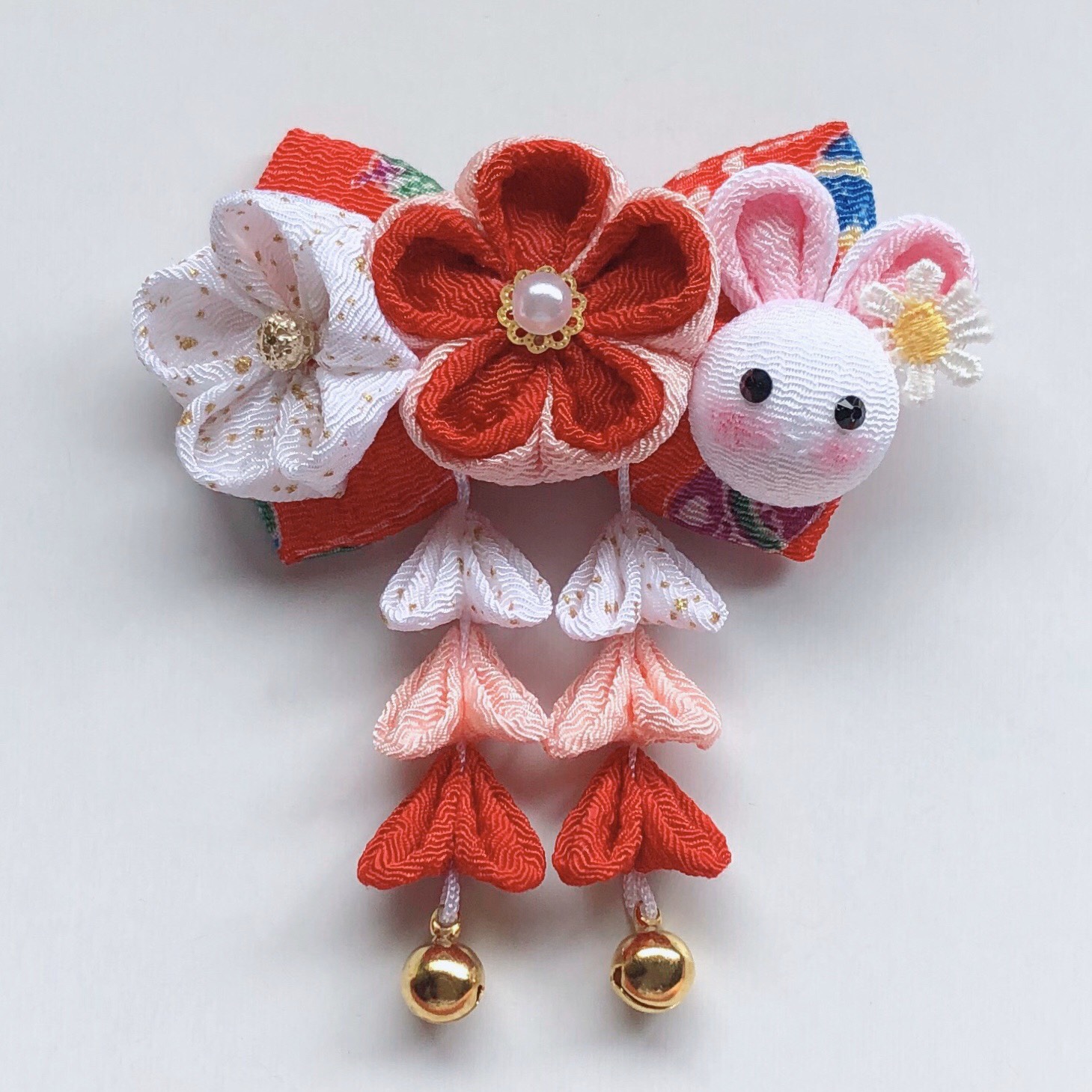 れいほ〜様御依頼品　うさぎのたちりめんボール　つまみ細工　ちりめん細工　七五三 れいほ〜様御依頼品 うさぎのたちりめんボール つまみ細工