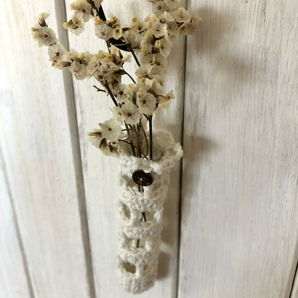 ＊お部屋にお花や植物のある暮らし＊　コットンニットの壁掛け用一輪挿し　＜ココナッツボタン＞ 2枚目の画像