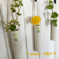 ＊お部屋にお花や植物のある暮らし＊　コットンニットの壁掛け用一輪挿し　＜カラフルボタン＞ 1枚目の画像