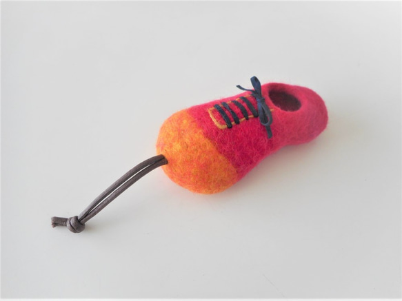 靴の形をしたキーケース　ピンク×オレンジ 2枚目の画像