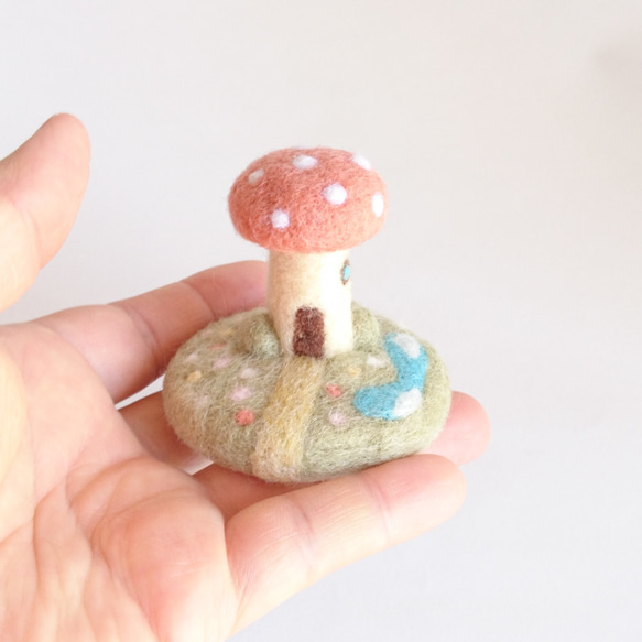 赤いキノコの家 羊毛フェルト 羊毛フェルト アカツキコ 通販 11328749