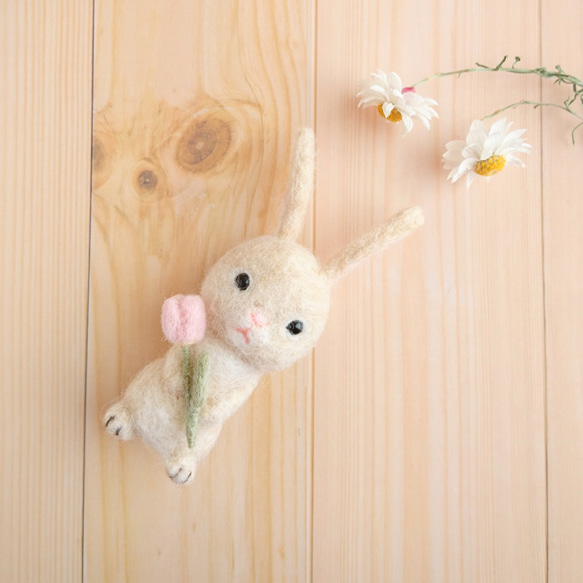花を持ったうさぎ 羊毛フェルト 羊毛フェルト アカツキコ 通販