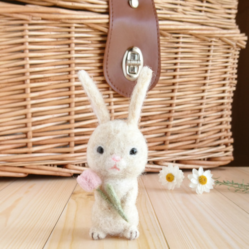 花を持ったうさぎ 羊毛フェルト 羊毛フェルト アカツキコ 通販