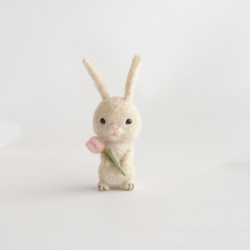 花を持ったうさぎ 羊毛フェルト 羊毛フェルト アカツキコ 通販