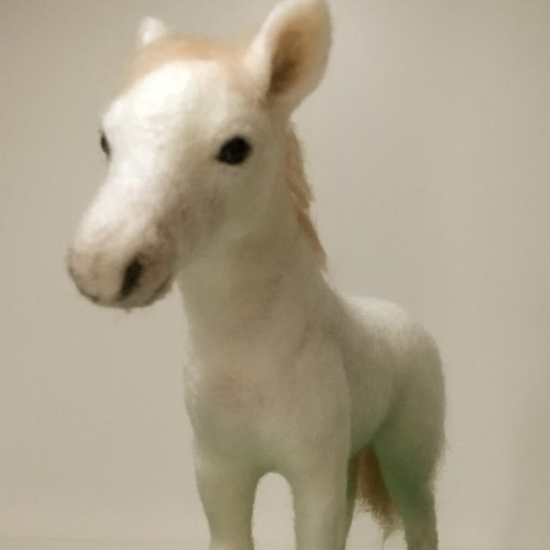 リアル羊毛フェルト 白い子馬 ぬいぐるみ あのこのあしおと 通販 