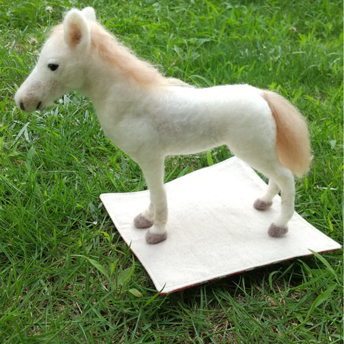 リアル羊毛フェルト 白い子馬 ぬいぐるみ あのこのあしおと 通販