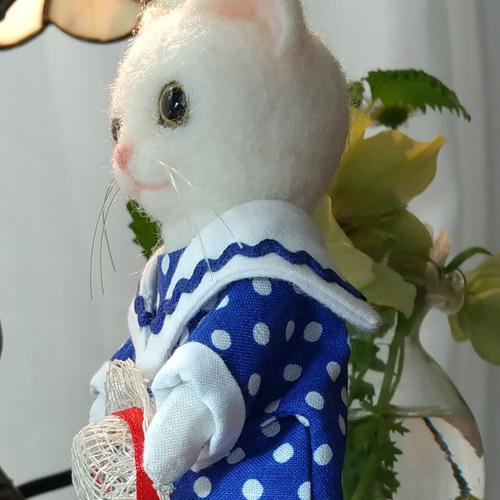 羊毛フェルト 猫人形 青いセーラー服と麦わら帽子 羊毛フェルト