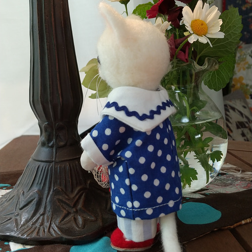 羊毛フェルトの猫人形 羊毛フェルト 猫人形 青いセーラー服と麦わら帽子 羊毛フェルト