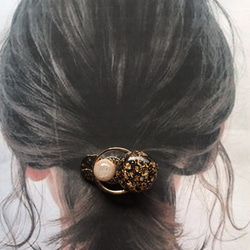 金色髮夾，配以豐滿的金箔凸圓形寶石 第4張的照片