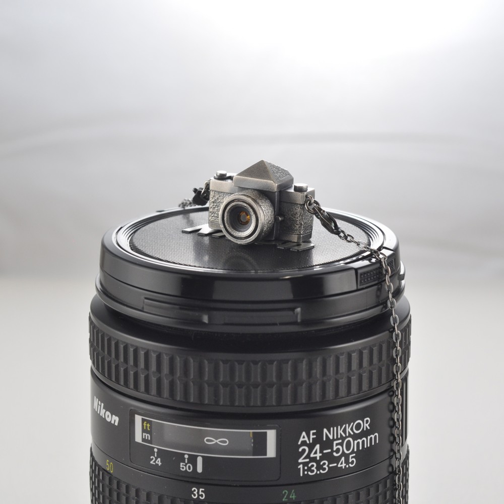 オレンジ色 の レンズのカメラ　SV925ペンダント